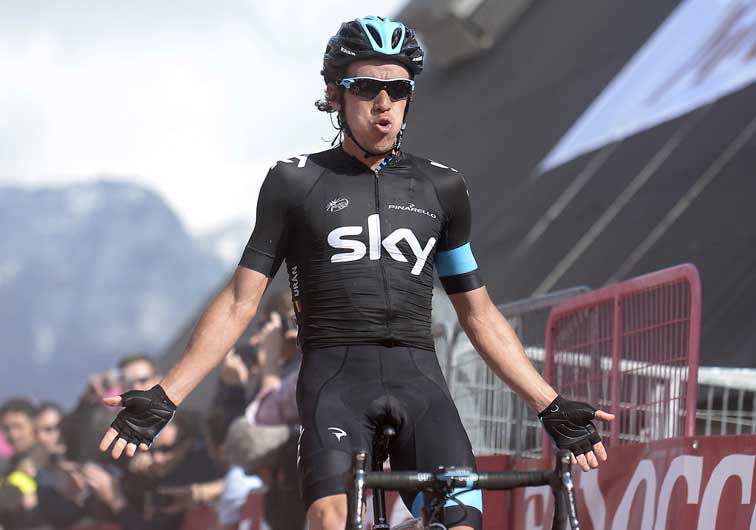 Rigoberto Urán celebra al cruzar la línea de meta para ganar la 10 ª etapa del Giro de Italia.